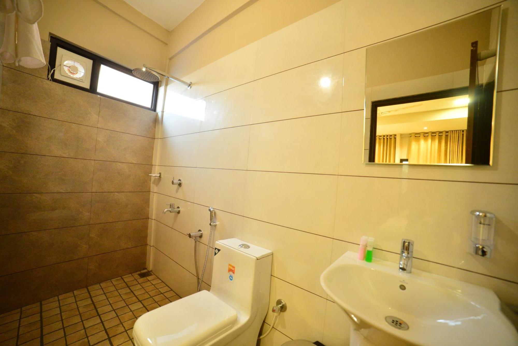 Hotel Priya Kottakkal ภายนอก รูปภาพ