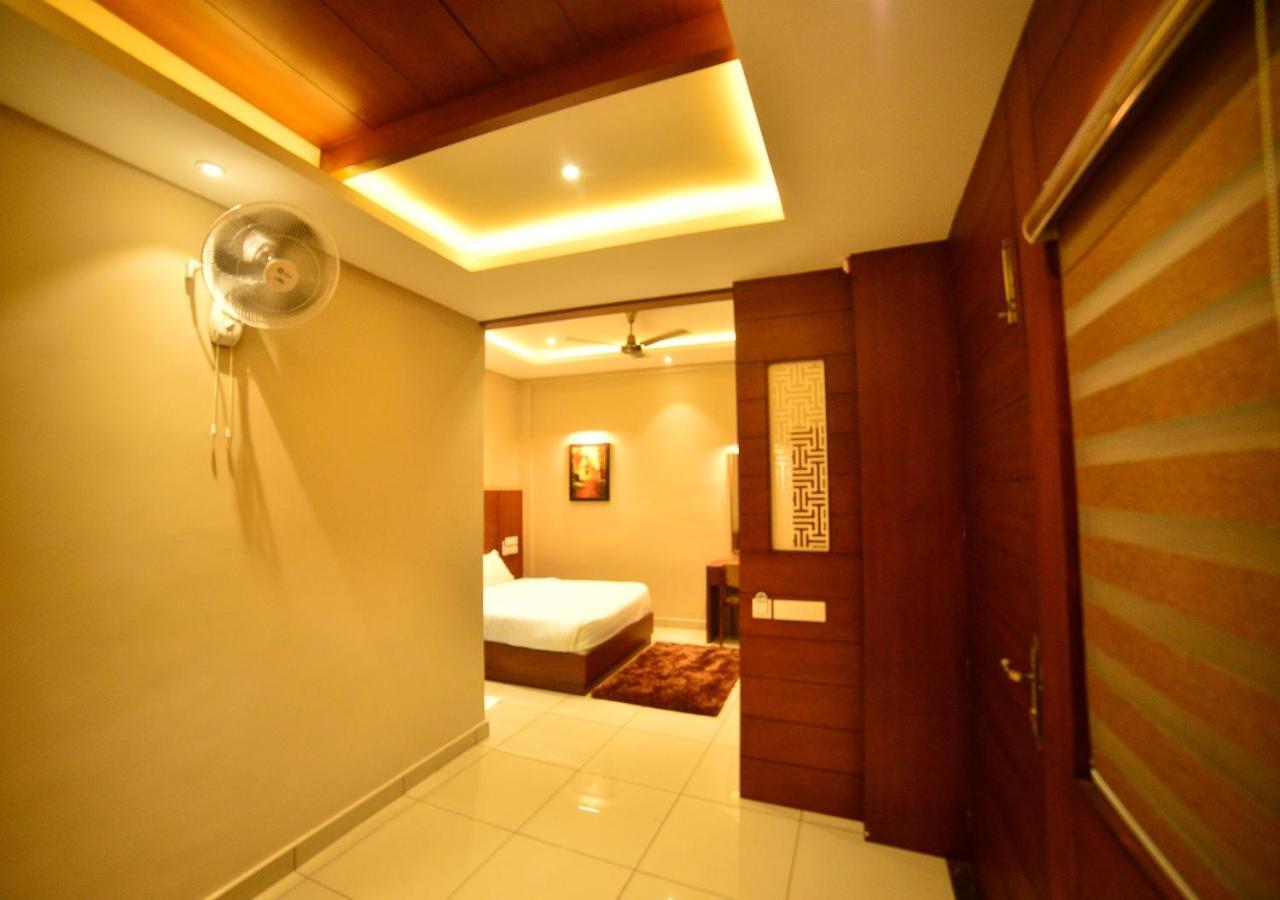 Hotel Priya Kottakkal ภายนอก รูปภาพ