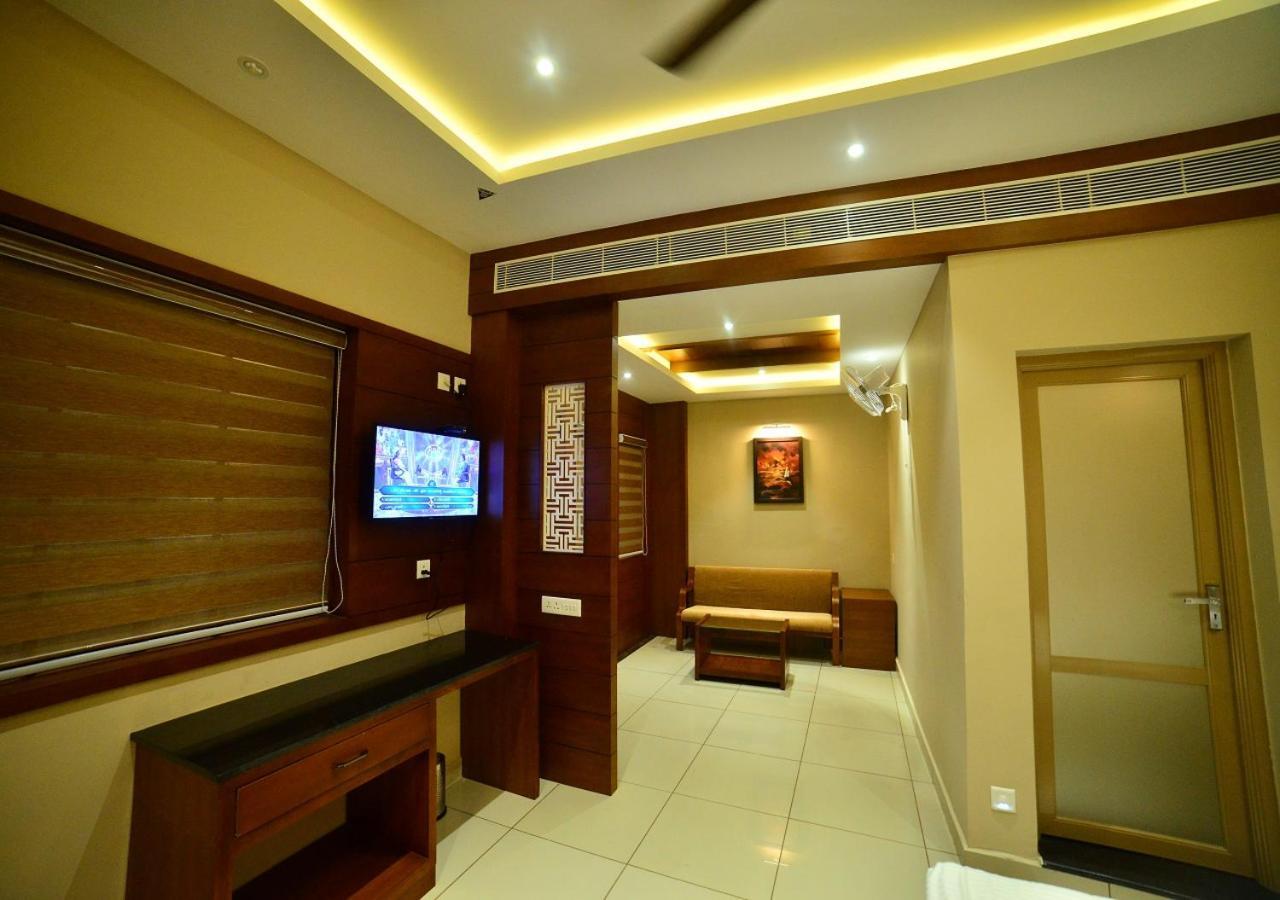 Hotel Priya Kottakkal ภายนอก รูปภาพ