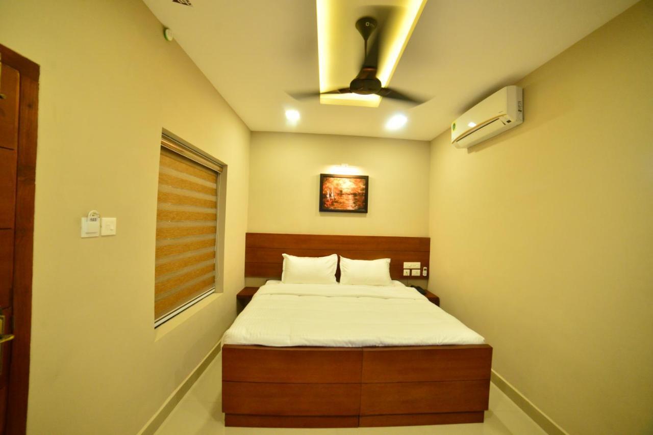 Hotel Priya Kottakkal ภายนอก รูปภาพ