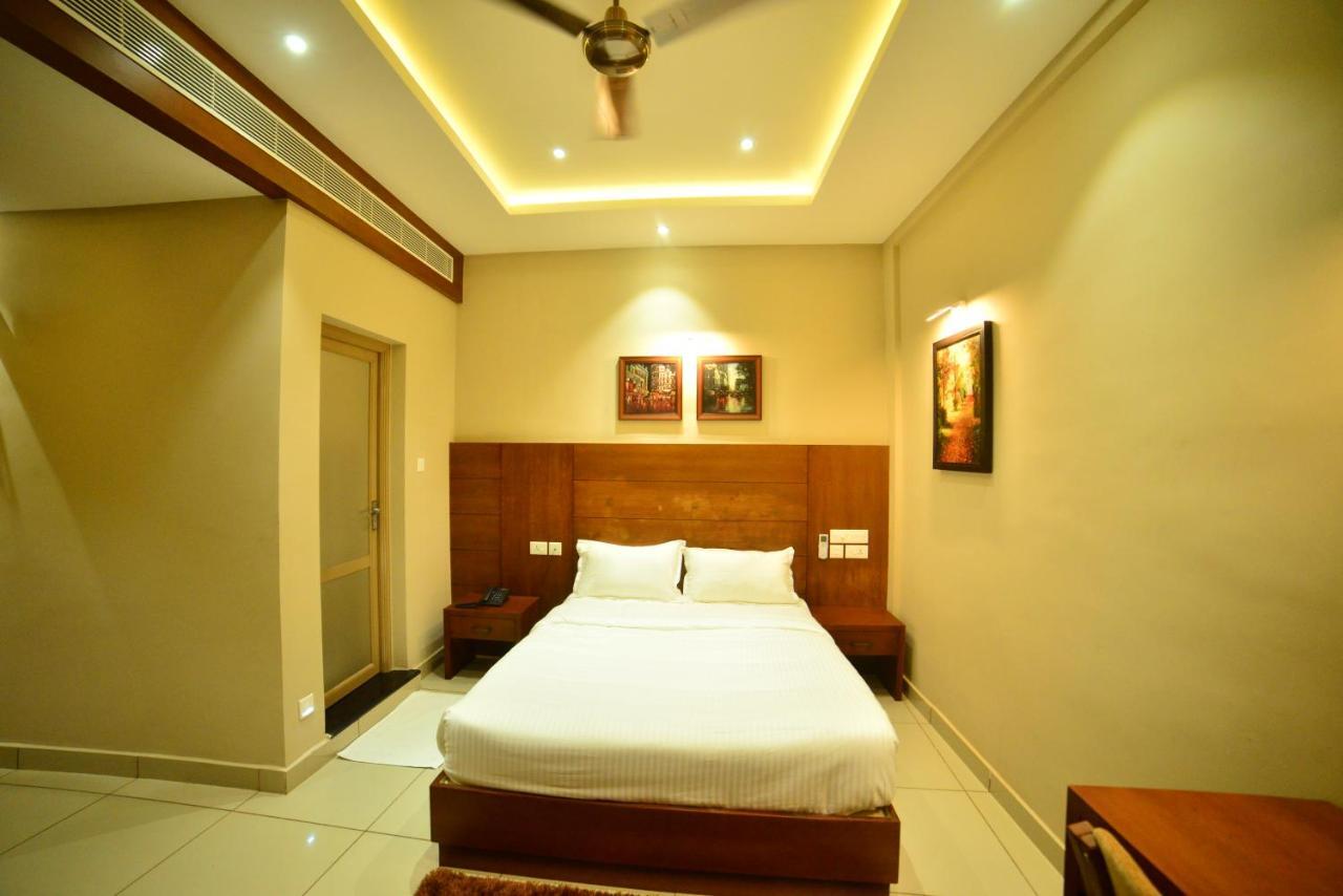Hotel Priya Kottakkal ภายนอก รูปภาพ