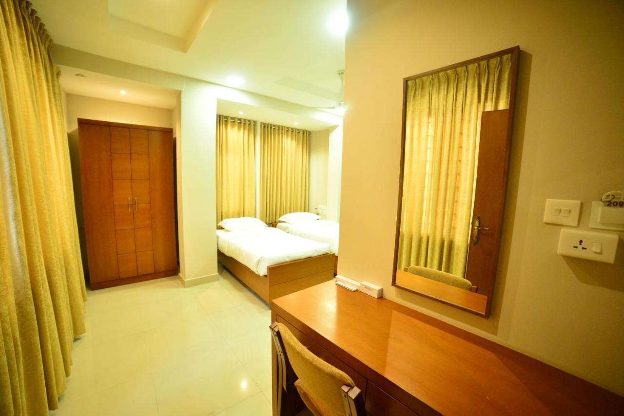Hotel Priya Kottakkal ภายนอก รูปภาพ